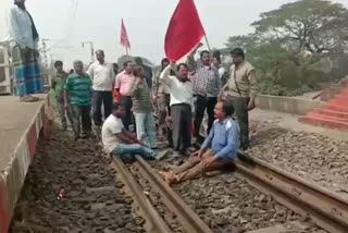 রেল স্টেশনে অবরোধ