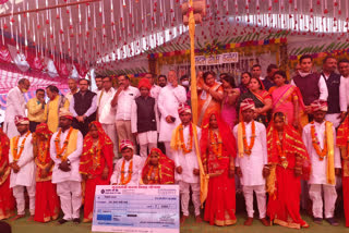 Home Minister Tamradhwaj Sahu blessed newly married couples in durg