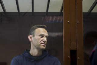 Police search Navalny headquarters in late-night raidPolice search Navalny headquarters in late-night raid