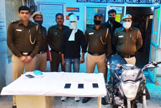 Police arrested snatching accused 3 mobiles recovered