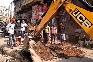 pits on the roads in varanasi