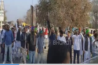 Rajasthan farmers show black flags to Rahul Gandhi, raise slogans