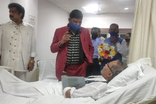 central minister ramdas athavale meet shripad naik in hospital at panji