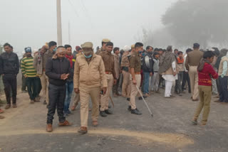 relatives jammed road due to unsatisfied from police action in kannauj