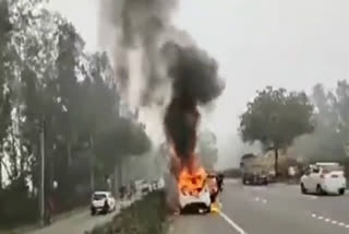 fire in moving car in karnal