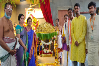 Gold plating cradle gift for Yadadri swamy by puttakota gnaneshwar rao couple