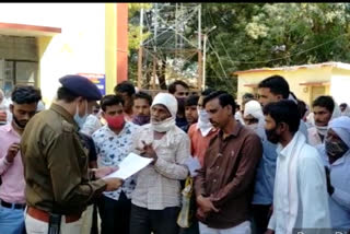 Villagers demonstrating memorandum submitted to SP