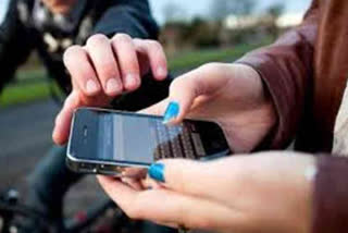 bike riding miscreants snatched the girl phone in preet vihar