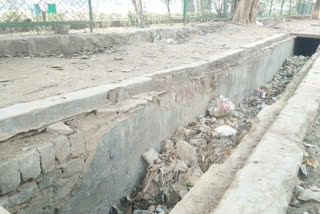 People in Dwarka are upset with the open drains around the park