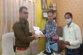 journalist-handed-over-unclaimed-amount-lying-on-road-to-police-in-bilaspur