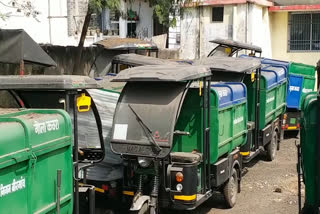 This rickshaw is eating dust outside the municipal corporation