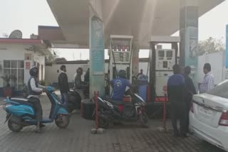 लखनऊ में पेट्रोल पंप में पेट्रोल चोरी.