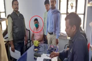 रिश्वत लेते थानाधिकारी गिरफ्तार, Police officer arrested for taking bribe