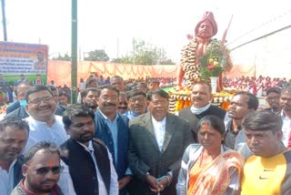 finance minister unveils statue of maharaja madra munda in ranchi