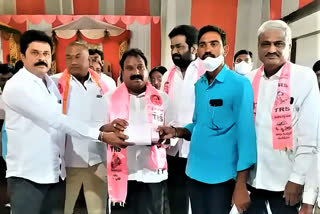 mla-arrori-ramesh-participated-in-trs-membership-registration-in-wardhannapet