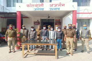 पुलिस अभिरक्षा में गिरफ्तार लुटेरे.