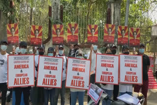 Protesters in Yangon plead with UN for help  Protesters plead with UN for help  Myanmar protester seek help from UN  Myanmar protester seek intervention from UN  Myanmar protesters lined up at UN building in Yangon  ഐക്യരാഷ്‌ട്ര സഭ  മ്യാൻമര്‍ സൈനിക അട്ടിമറി  യാങ്കോൺ  ആങ്‌ സാൻ സൂചി