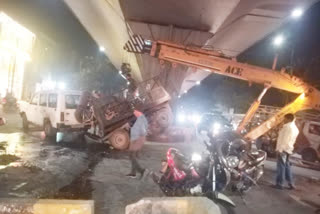 Oil trolley overturns traffic jam issue at Mehdipatnam