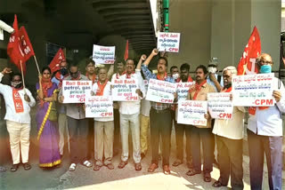 cpm protests at rtc cross Roads demands price reduction of Fuel and gas cylinder
