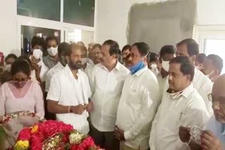 minister-errabevalli-dayakar-rao-pays-tributes-to-the-minister-srinivas-gouds-father-in-mahabubnagar