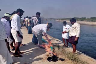 Farmers who burnt illegal pipes on the left Canal of Tungabhadra