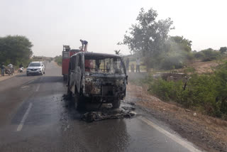 Short circuit fire in Dungarpur,  Tata Magic van caught fire