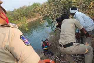 car plunges in canal in Telangana  Lawyer, two family members died in telegana  കാര്‍ കനാലില്‍ വീണ് വക്കീലും കുടുംബവും മുങ്ങി മരിച്ചു  തെലങ്കാന  തെലങ്കാന വാര്‍ത്തകള്‍