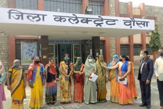 Anganwadi workers submitted memorandum,  Memorandum to dausa district collector