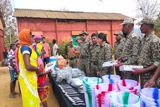 itbp-jawans-distribute-daily-use-material-to-villagers-in-narayanpur