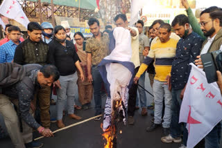 মুখ্যমন্ত্রীর কুশপুতুল পোড়াল বামেরা