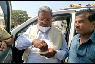 Former CM Siddaramaiah Eaten Maddur vada