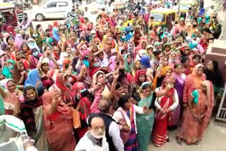 आंगनबाड़ी कार्यकर्ताओं ने कलेक्ट्रेट का किया घेराव, Anganwadi workers surrounded collectorate