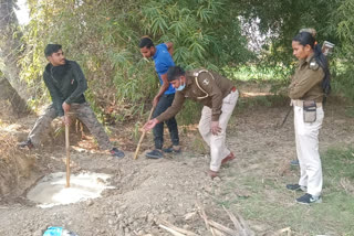 शराब नष्ट करती पुलिस