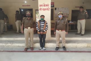 पुलिस की गिरफ्त में आरोपी.