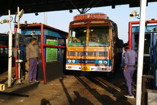 Allowing vehicles without Fastag in Chitradurga Toll plaza