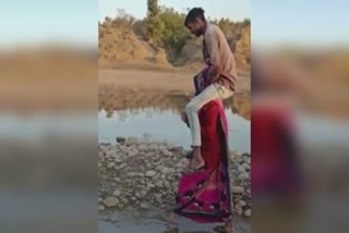 A video went viral of a woman who was made to walk in MP's Guna while carrying a boy on shoulders  വിവാഹേതര ബന്ധം  മധ്യപ്രദേശ്  ഗുണ ജില്ല  ഭോപ്പാൽ  a woman who was made to walk in MP's Guna while carrying a boy on shoulders  Guna  madhyapradesh  bhopal  വിവാഹേതര ബന്ധമുണ്ടെന്ന് ആരോപണം; ഭർത്താവിന്‍റെ ബന്ധുവിനെ ചുമലിലേറ്റി യുവതിയെ നടത്തിച്ചതായി പരാതി  വിവാഹേതര ബന്ധമുണ്ടെന്ന് ആരോപണം