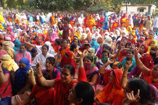 anganwadi workers rally for their demands in khargone