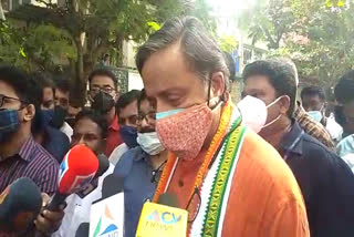 Sasi tharoor MP  ശശി തരൂർ എംപി  മിഠായി തെരുവ്  mittayitheruvu  Kozhikode