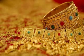 Silver prices  Gold prices  Precious metal prices  Silver price rise  സ്വര്‍ണ വിലയില്‍ വീണ്ടും ഇടിവ്  വെള്ളിക്ക് വില കൂടി