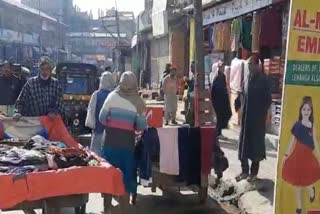 vendors illegaly occupy footpaths in anantnag