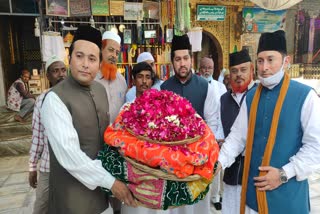 Lata Mangeshkar Chadar in Dargah, Sachin Chadar in Dargah