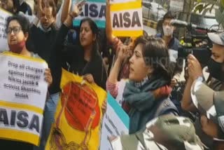 students-in-delhi-bengaluru-protest-demanding-immediate-release-of-disha-ravi