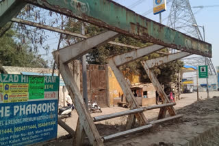 damaged bus stand in Mundka delhi