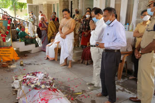 DGP Mahender Reddy attended for EX DGP surya narayana  funerals today in jubilee hills hyderabad