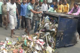 রাস্তার মাঝে আবর্জনার গাড়ি ও ভ্যাট উলটে বিক্ষোভ সাফাইকর্মীদের