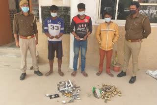 Noida Sector 49 police arrested 3 thieves