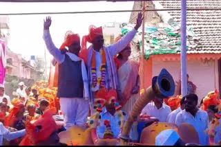 Jalinder Gagare  sarpanch arrives in helicopter to take oath  Maha sarpanch arrives in helicopter  Ambi-Dumala village  ഹെലികോപ്‌റ്ററില്‍ സത്യപ്രതിജ്ഞ ചടങ്ങിനെത്തി സര്‍പഞ്ച്  മഹാരാഷ്‌ട്ര  മഹാരാഷ്‌ട്ര വാര്‍ത്തകള്‍  maharashtra local news