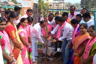 హరిత విప్లవానికి నాంది పలికిన నాయకుడు కేసీఆర్​: మంత్రి ఈటల