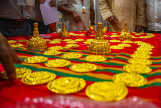 devotee donates more than 4 kg gold