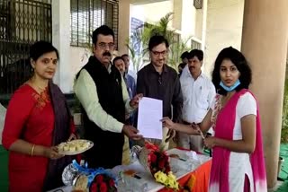 Shankar Lalwani giving appointment letter